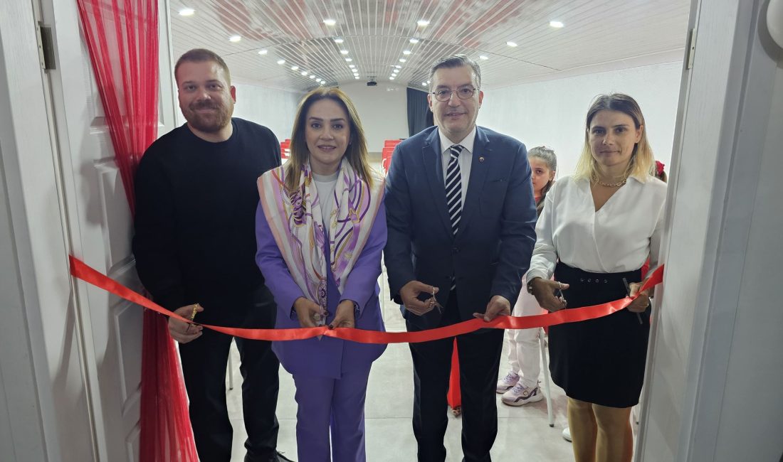 Bandırma Ticaret Odası İlkokulu’nda yenilenen salon hizmete açıldı Bandırma Ticaret Odası İlkokulu’nda sosyal ve kültürel etkinlikler için düzenlenen