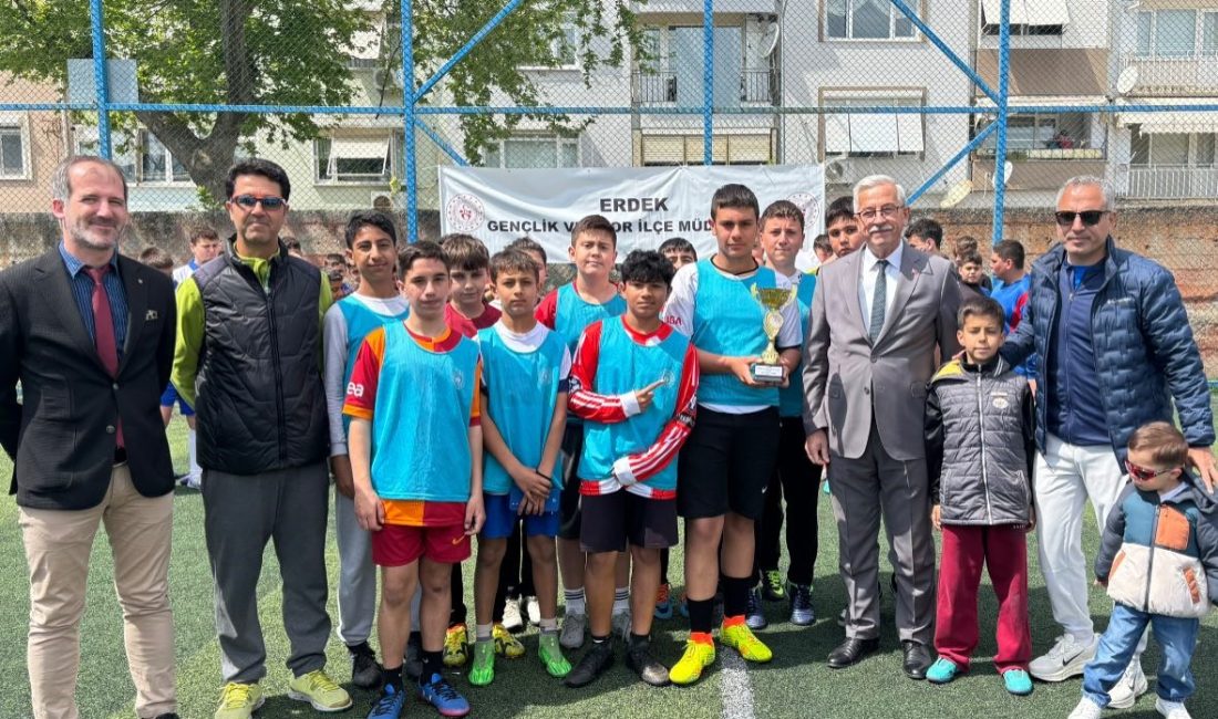Karışık, Yıldızlar Futbol Turnuvası’nda ödülleri takdim etti Erdek Belediye Başkanı Burhan Karışık, 23 Nisan Ulusal Egemenlik ve