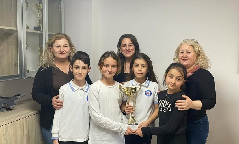 Bandırmalı miniklerden sportif ve akademik zafer Bandırma Cumhuriyet İlkokulu öğrencileri, atletizm pistinde ve matematik yarışmasında gösterdikleri