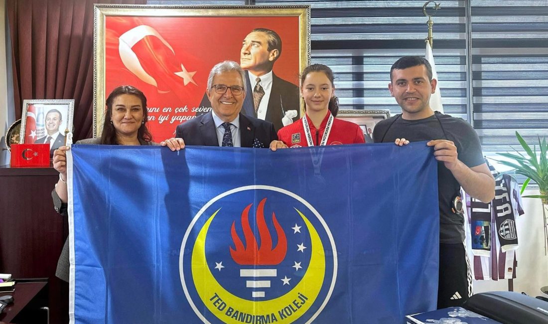 Modern Pentatlonda Türkiye ikincisi olan Zeynep Ay, öğretmenleriyle birlikte Bandırma