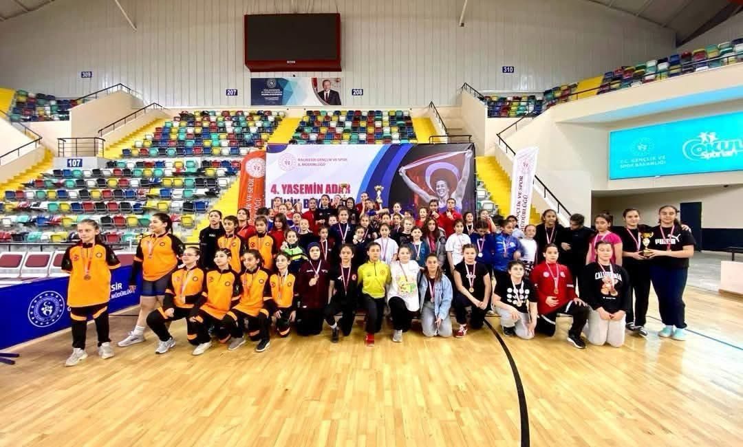 Susurluklu güreşçilerden madalya yağmuru Susurluk Belediyesi sporcuları katıldıkları turnuvalardan dereceyle döndü. Susurluk Belediyesi çatısı