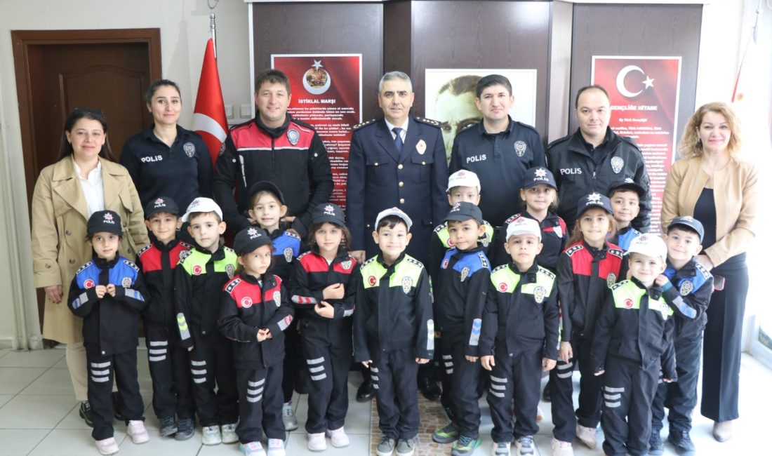 Bandırma’da miniklerden Polis Haftası ziyareti Bandırma Özel Rengarenk Anaokulu öğrencileri, Türk Polis Teşkilatı’nın 180. kuruluş