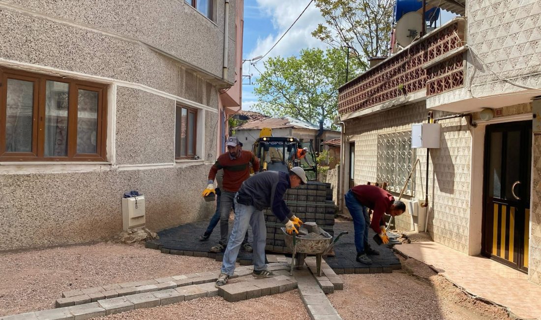 Bandırma Belediyesi ekipleri tarafından sıcak asfalt ve parke taşı döşemeleri