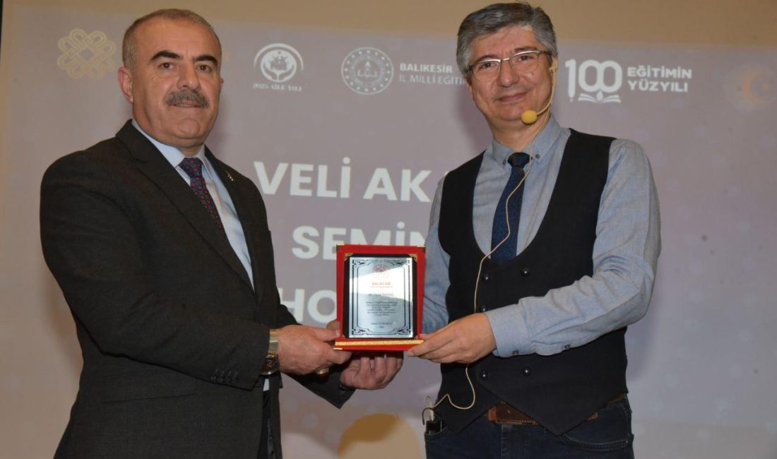 Balıkesir’de gerçekleştirilen “Veli Akademisi” projesi kapsamında öğrenciler ve velilerle buluşan