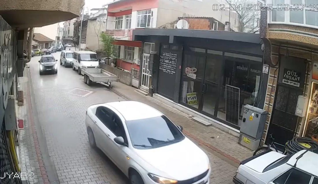 Otomobiliyle park halindeki araçlara çarpan şahıs kameralara yansıdı Gönen’de otomobiyle park halindeki araçlara çarparak zarar veren şahıs, güvenlik