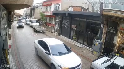 Gönen’de otomobiyle park halindeki araçlara çarparak zarar veren şahıs, güvenlik