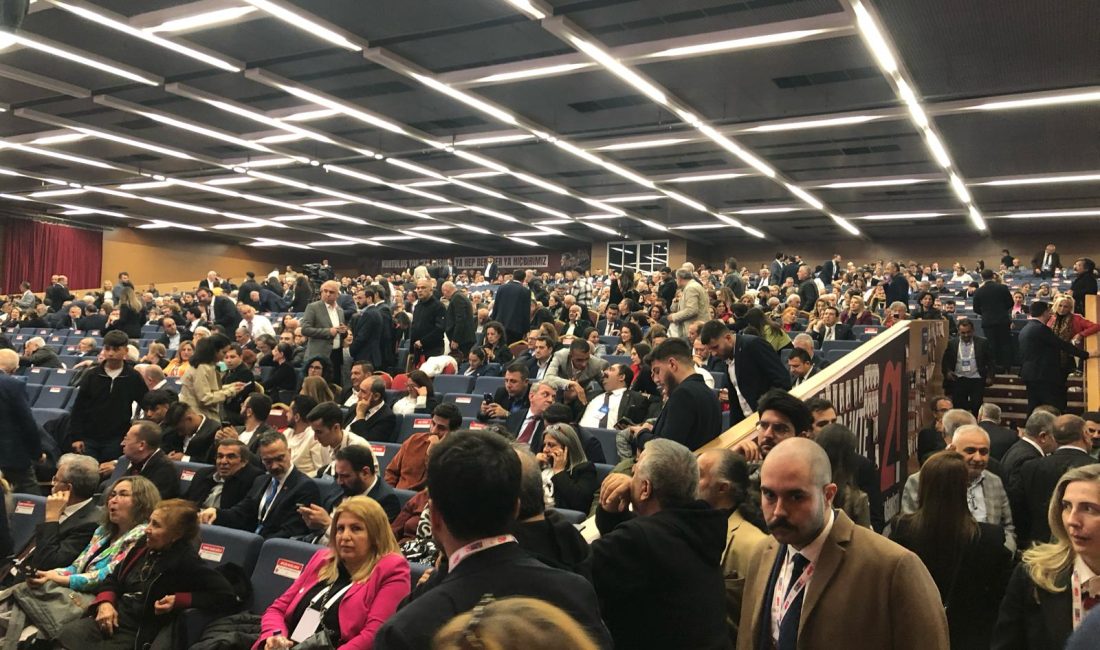 Özel’in anahtar listesi eksiksiz geçti Cumhuriyet Halk Partisi (CHP) 21’inci Olağanüstü Kurultayında Parti Meclisi ve