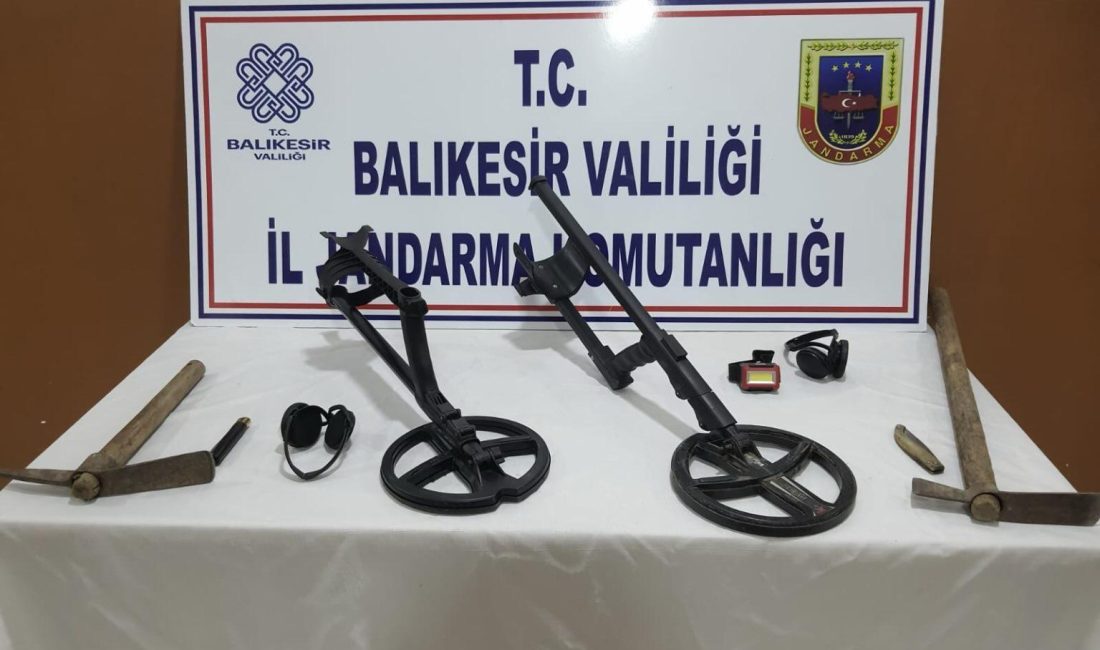 Susurluk’ta kaçak kazıya suçüstü Bozen Mahallesi’nde kaçak kazı yaptığı belirlenen 4 kişi, jandarma devriyesi
