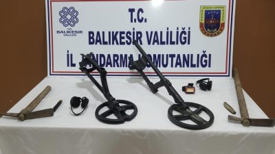Bozen Mahallesi’nde kaçak kazı yaptığı belirlenen 4 kişi, jandarma devriyesi