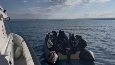 Ayvalık  açıklarında Sahil Güvenlik ekipleri, lastik botta 20 düzensiz göçmen