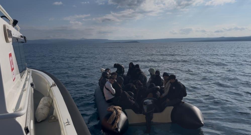 Ayvalık  açıklarında Sahil Güvenlik ekipleri, lastik botta 20 düzensiz göçmen