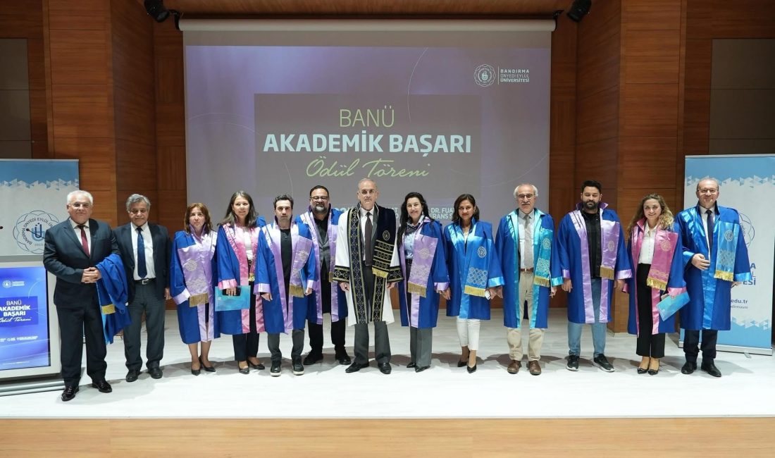 Bandırma Onyedi Eylül Üniversitesi’nde akademik başarılar ödüllerle taçlandırıldı Bandırma Onyedi Eylül Üniversitesi’nde akademik başarı ödülleri düzenlenen törende sahiplerini