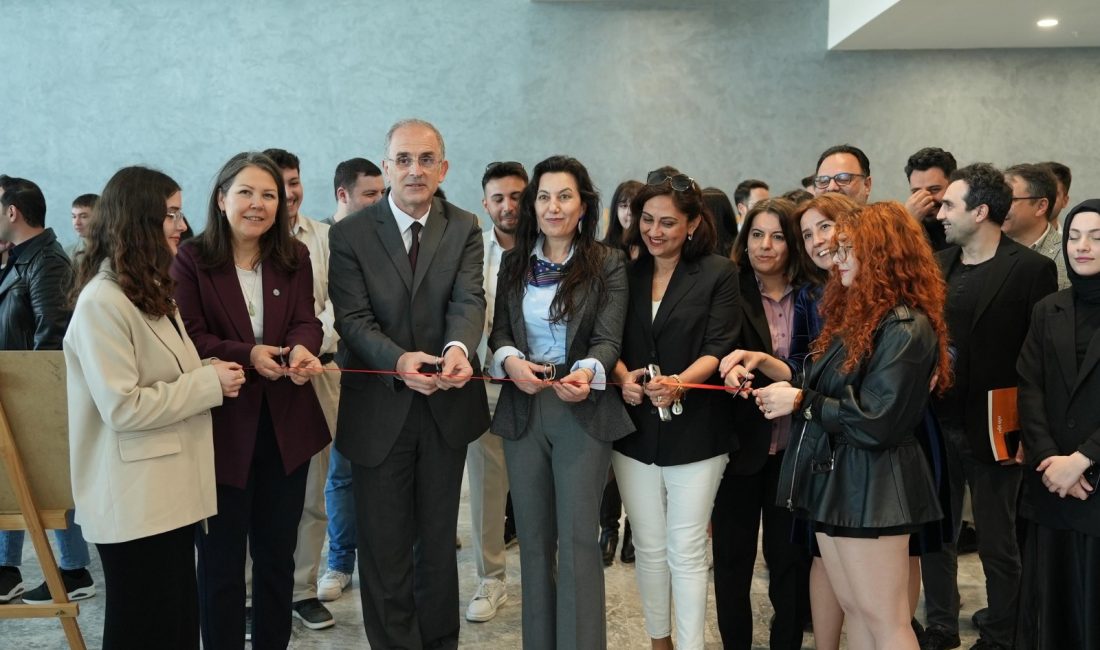 BANÜ’de genç yetenekler desen sergisi ile yaratıcılıklarını sergiledi Bandırma Onyedi Eylül Üniversitesi’nde gerçekleştirilen sergide öğrencilerin yaratıcı çizimleri büyük