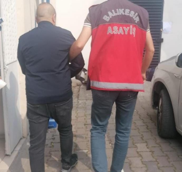 Hırsızlık suçundan aranan şahıs yakalandı Balıkesir’de polis ekipleri hırsızlık suçundan aranan ve hakkında 19 yıl