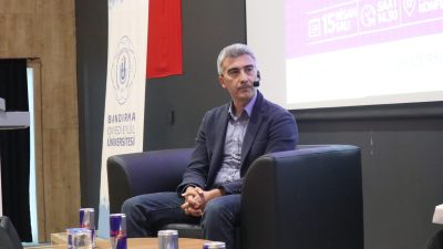 Bandırma Onyedi Eylül Üniversitesi’nde düzenlenen söyleşide öğrencilerle bir araya gelen