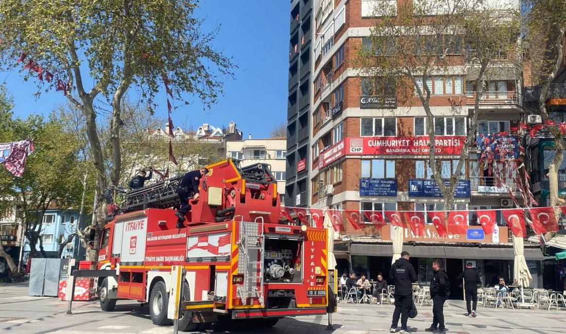 Bandırma’da Cumhuriyet Meydanı ve caddeler Türk bayraklarıyla donatıldı Bandırma Belediyesi tarafından 23 Nisan Ulusal Egemenlik ve Çocuk Bayramı
