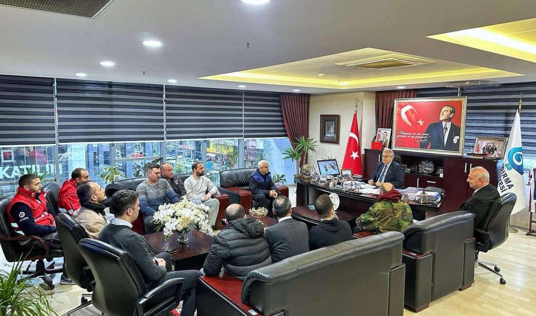 Kurumlararası futbol turnuvası finali öncesi futbol takımıyla bir araya gelen