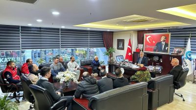 Kurumlararası futbol turnuvası finali öncesi futbol takımıyla bir araya gelen