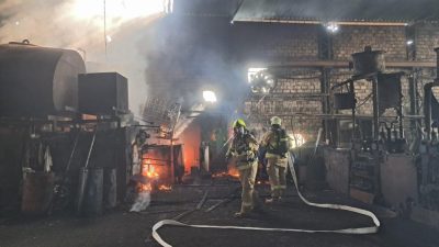 Altıeylül’de bulunan demir üretim atölyesinde çıkan yangın itfaiye ekiplerinin çalışması