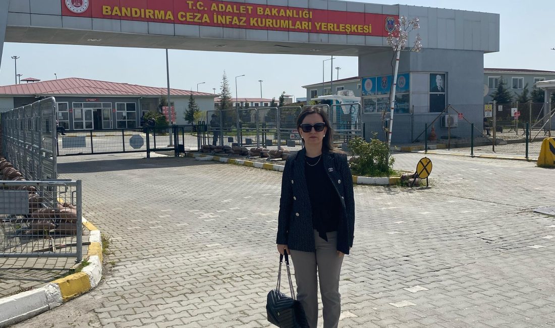 Polat’tan Bandırma’ya nakledilen Umut Şenol’a destek ziyareti CHP’li avukat Merve Polat, Silivri’den Bandırma Cezaevi’ne nakledilen Umut Şenol’u