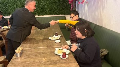 Manyas Belediye Başkanı Ahmet Duru, özel eğitim sınıfı öğrencileriyle bir