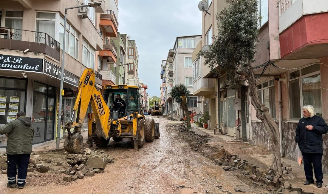 Erdek’te yol çalışmaları aralıksız sürüyor Erdek Belediyesi, Halitpaşa Mahallesi’nde başlattığı yol yapım çalışmalarını aralıksız sürdürüyor.