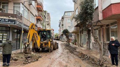 Erdek Belediyesi, Halitpaşa Mahallesi’nde başlattığı yol yapım çalışmalarını aralıksız sürdürüyor.