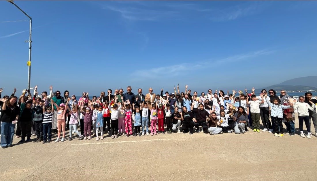Erdek’te çocukların renkleriyle “23 Nisan Neşesi” duvarı kazandırıldı Erdek’te düzenlenen duvar boyama etkinliği, çocukların hayal gücünü renklere dönüştürdü.