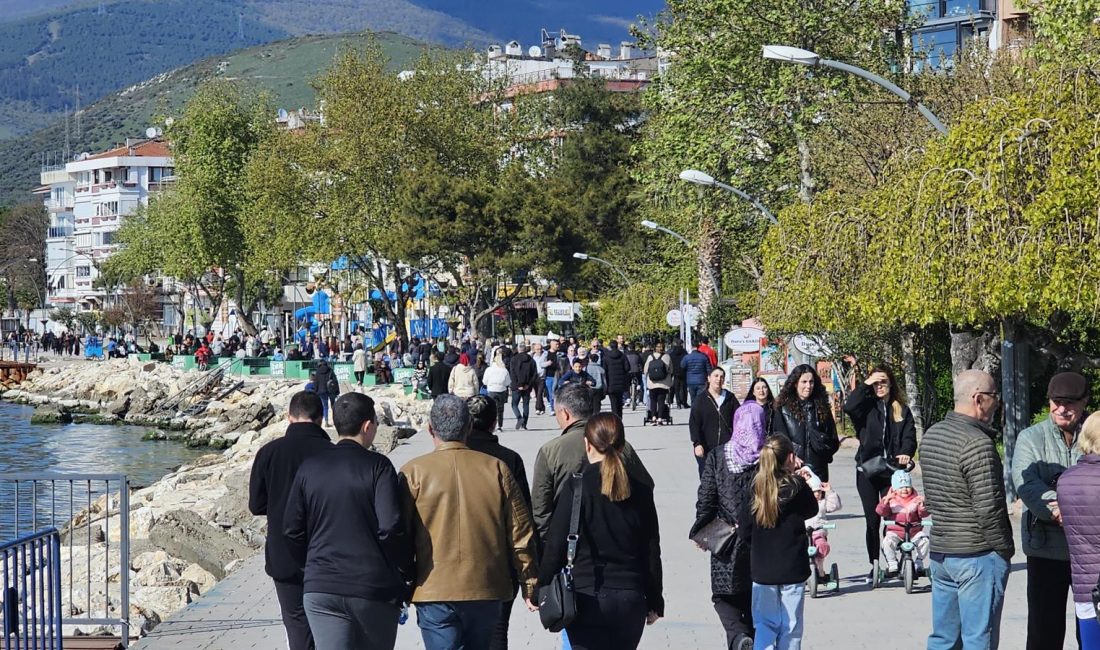 Erdek’te hafta sonu vatandaşlar güneşli havayı kaçırmadı Güney Marmara’da etkisini sürdüren serin hava, pazar günü Erdek’te güneşin