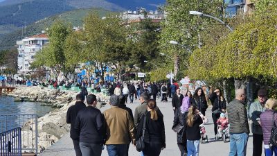 Güney Marmara’da etkisini sürdüren serin hava, pazar günü Erdek’te güneşin