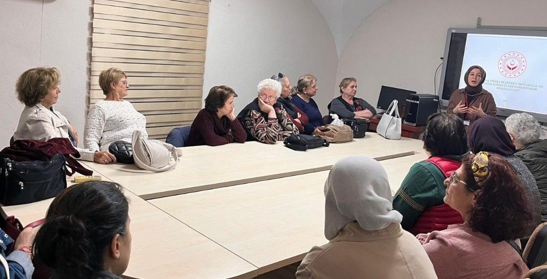 Erdek’te kadına yönelik şiddetle mücadele eğitimi verildi Erdek Halk Eğitim Merkezi’nde düzenlenen eğitimde, kadınlara yönelik şiddetle mücadele