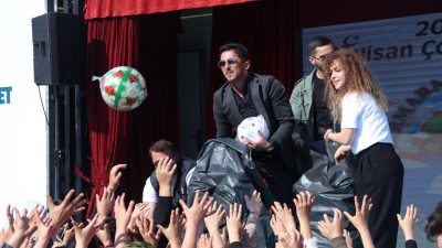 23 Nisan etkinlikleri kapsamında Saraylar Mahallesi’nde düzenlenen şenlikte çocuklar maskotlar,