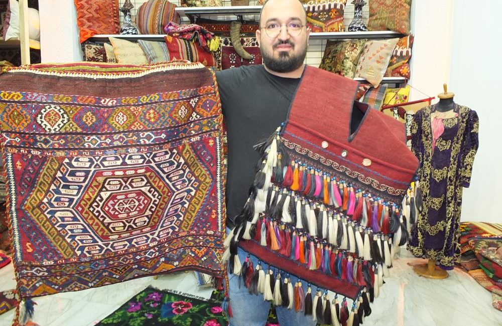 Burhaniye’ de Yörük Heybeleri turistik eşya oldu Burhaniye’de, eski yıllarda çobanların ve çiftçilerin kullandığı Yörük Heybeleri turistik