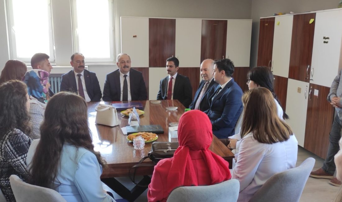 Erdek Kaymakamı Hasan Göç, Karşıyaka ve Çakıl’daki eğitim kurumlarında incelemelerde