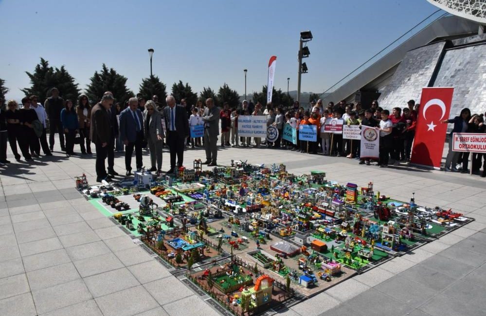 Öğrenciler 23 Nisan coşkusu ile Lego şehir inşa ettiler 23 Nisan Ulusal Egemenlik ve Çocuk Bayramı etkinlikleri kapsamında Balıkesir