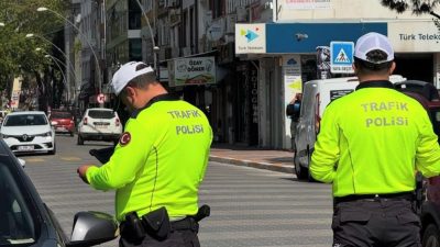 Gönen’de, İlçe Emniyet Müdürlüğü ekiplerince gerçekleştirilen trafik uygulamalarında çok sayıda