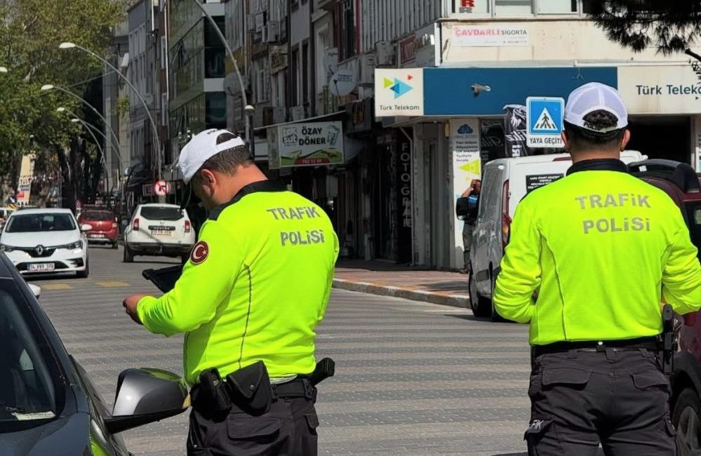 Gönen’de trafik uygulaması: 46 araç kontrol edildi Gönen’de, İlçe Emniyet Müdürlüğü ekiplerince gerçekleştirilen trafik uygulamalarında çok sayıda