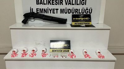 Balıkesir’de narkotik polisinin düzenlediği operasyonda 883 adet sentetik ecza hapı,