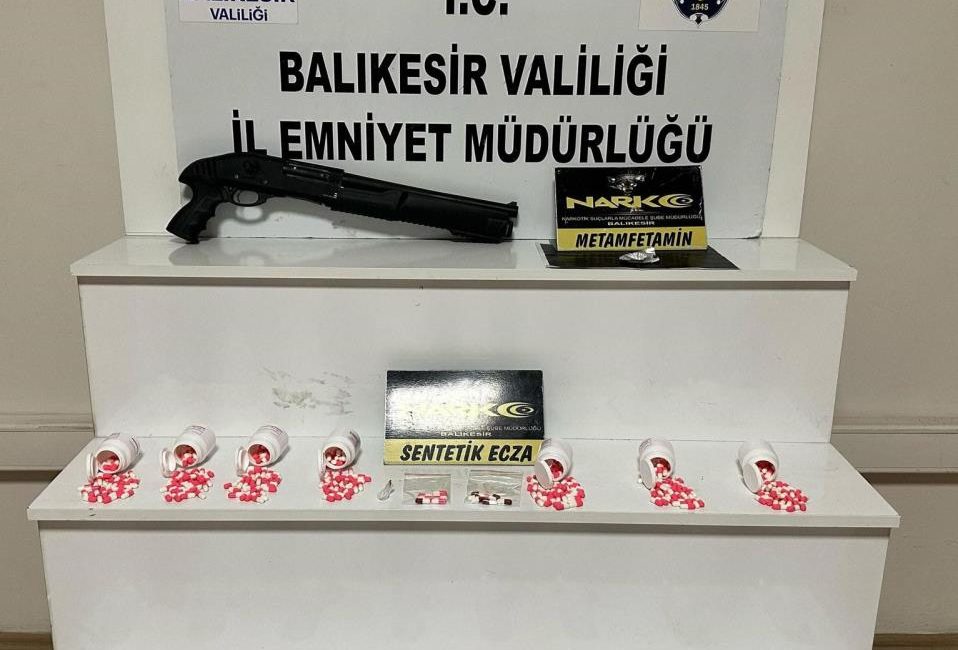 Balıkesir’de narkotik polisinin düzenlediği operasyonda 883 adet sentetik ecza hapı,