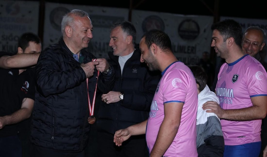 Şirketler Ligi’nde Şampiyon Bandırma Belediyesi: Panderma FK’yı 3-1 yendi Bandırma Belediyesi, 1 Şubat’ta başlayan Şirketler Ligi’ni namağlup tamamlayarak finalde