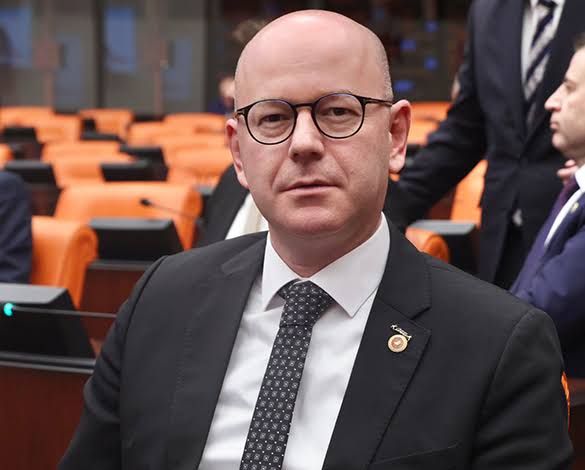 Sarı, Silivri’den mesajları Balıkesir’e iletti CHP Balıkesir Milletvekili Serkan Sarı, Silivri Cezaevi’ni ziyaret ederek, Balıkesirlilere