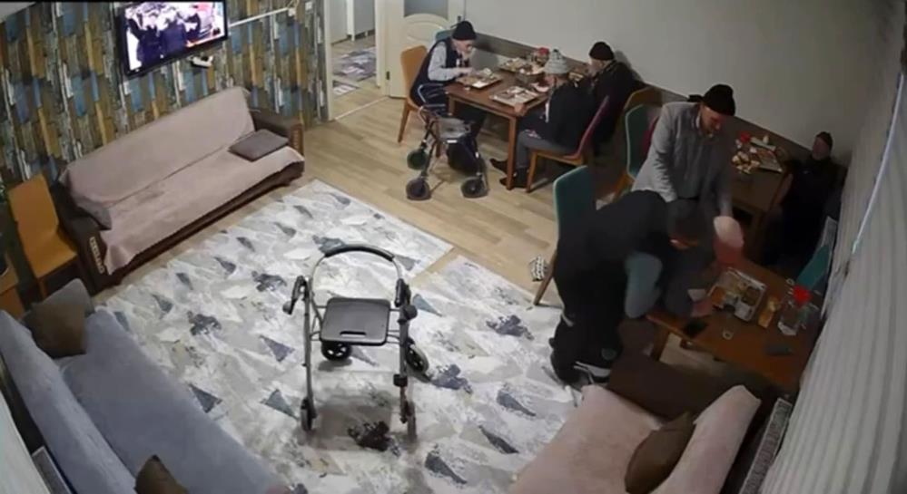 Heimlich manevrası yaşlı adamın hayatını kurtardı Balıkesir’de bakım evinde yemek yerken soluk borusuna yemek kaçan 91