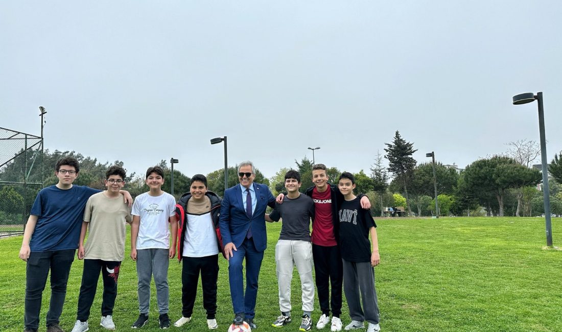 Hürriyet Parkı’nda gençlerle bir araya gelen Bandırma Belediye Başkanı Dursun
