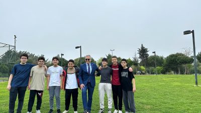 Hürriyet Parkı’nda gençlerle bir araya gelen Bandırma Belediye Başkanı Dursun