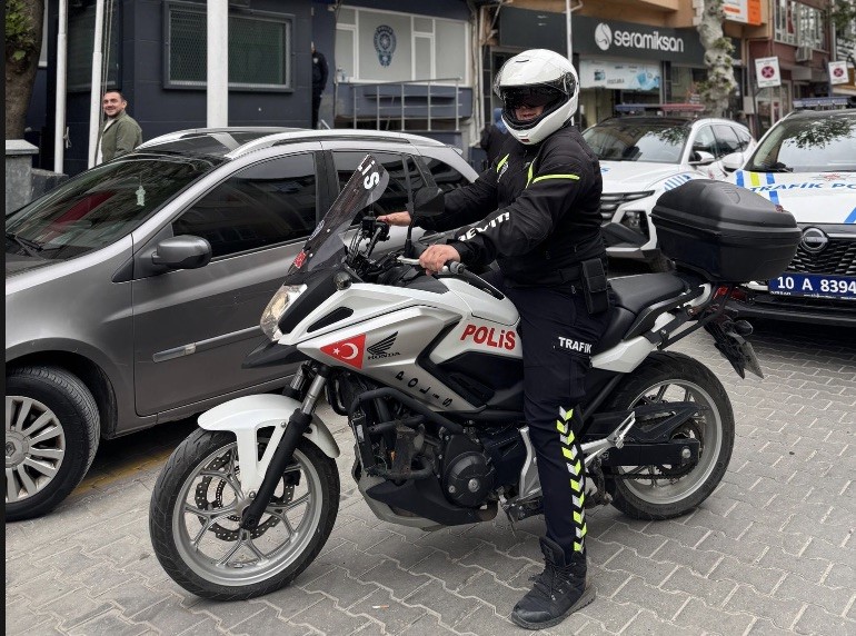 Gönen’de motorize polis ekipleri göreve başladı Gönen İlçe Emniyet Müdürlüğü bünyesinde oluşturulan motorize polis ekipleri göreve