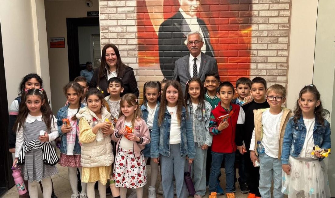 Erdek’in minik okurları Başkan Karışık’a teşekkür etti Atatürk İlkokulu 1’inci sınıf öğrencileri, Erdek Belediyesi tarafından açılan halk