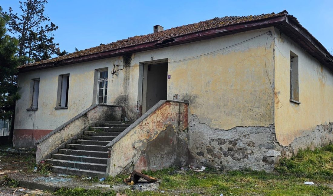 Doğanpınar Mahallesi’nde, 1960 yılında hizmete giren ilkokul, yıllar içinde harabeye
