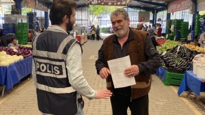 Gönen’de, İlçe Emniyet Müdürlüğü ekipleri Salı Pazarı’nda vatandaşlara yönelik bilgilendirme