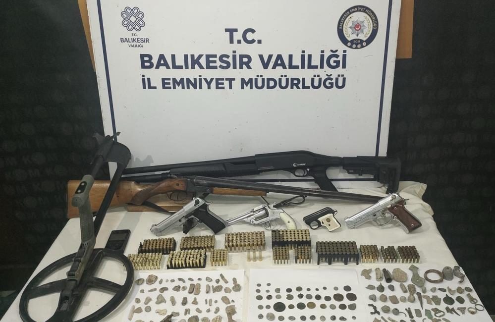 Erdek’te ruhsatsız silah ve tarihi eser operasyonu: 1 gözaltı Balıkesir İl Emniyet Müdürlüğü Kaçakçılık ve Organize Suçlarla Mücadele Şube