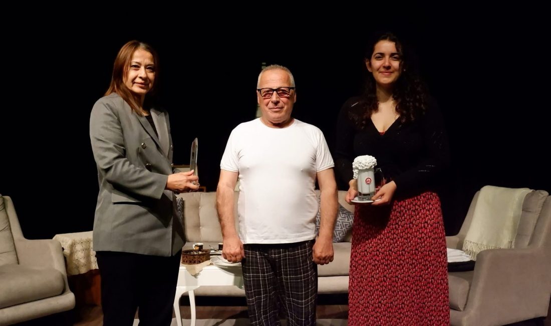 Susurluk’ta perdeler festivalle açıldı Susurluk Belediyesi tarafından bu yıl ilk kez düzenlenen Tiyatro Festivali